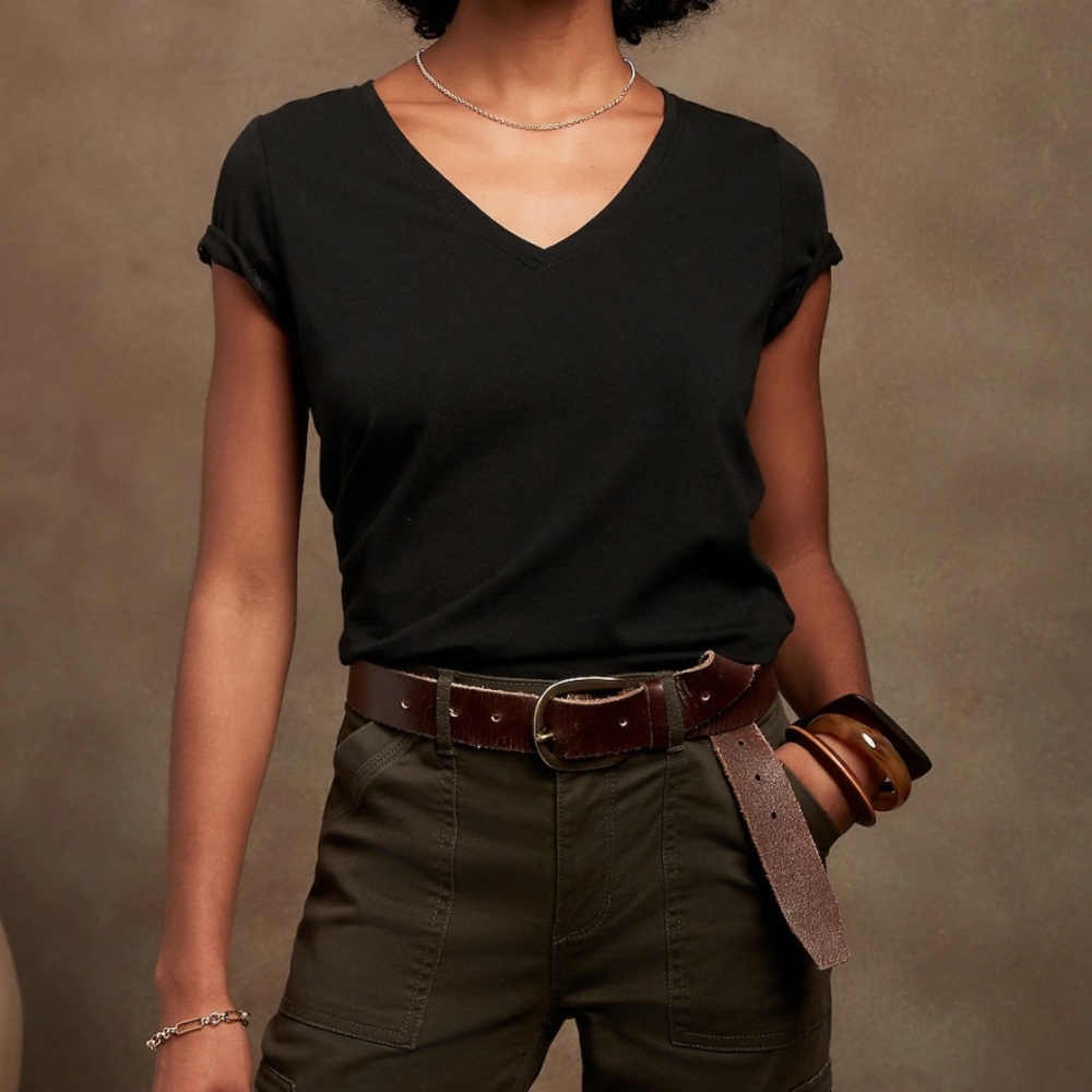 Banana Republic Timeless v neck tee
